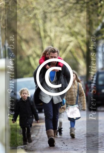 Zuiderwoude 9 februari 2015
Thijs Romer haalt dochter Sammie van school