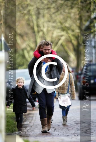 Zuiderwoude 9 februari 2015
Thijs Romer haalt dochter Sammie van school