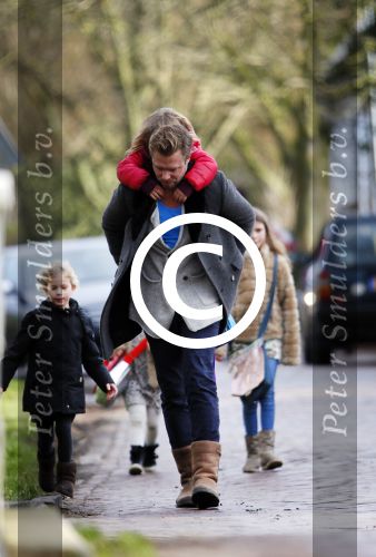Zuiderwoude 9 februari 2015
Thijs Romer haalt dochter Sammie van school