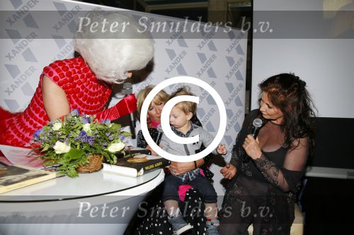 Amsterdam 28 januari 2015
Boekpresentatie Willeke Alberti in Carre.
Johnny de Mol reikt het eerste boek uit aan zijn moeder Willeke en Belinda Meuldijk die het boek geschreven heeft.
Ook zoon Kai  en zijn vrouw met zoon Finn zijn natuurlijk aanwezig