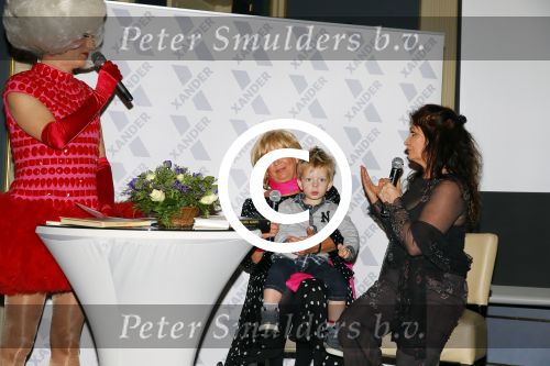 Amsterdam 28 januari 2015
Boekpresentatie Willeke Alberti in Carre.
Johnny de Mol reikt het eerste boek uit aan zijn moeder Willeke en Belinda Meuldijk die het boek geschreven heeft.
Ook zoon Kai  en zijn vrouw met zoon Finn zijn natuurlijk aanwezig