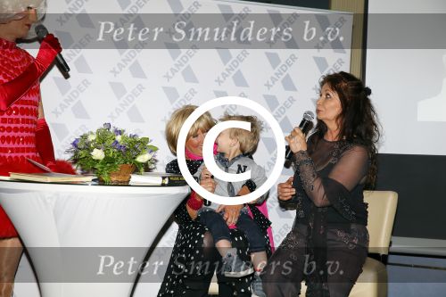 Amsterdam 28 januari 2015
Boekpresentatie Willeke Alberti in Carre.
Johnny de Mol reikt het eerste boek uit aan zijn moeder Willeke en Belinda Meuldijk die het boek geschreven heeft.
Ook zoon Kai  en zijn vrouw met zoon Finn zijn natuurlijk aanwezig