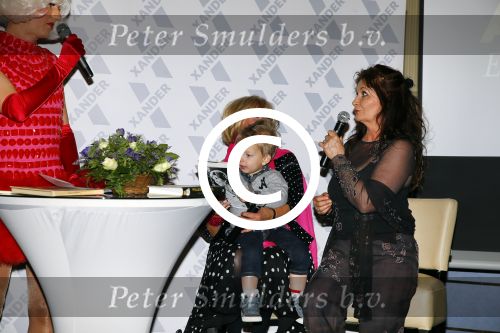 Amsterdam 28 januari 2015
Boekpresentatie Willeke Alberti in Carre.
Johnny de Mol reikt het eerste boek uit aan zijn moeder Willeke en Belinda Meuldijk die het boek geschreven heeft.
Ook zoon Kai  en zijn vrouw met zoon Finn zijn natuurlijk aanwezig