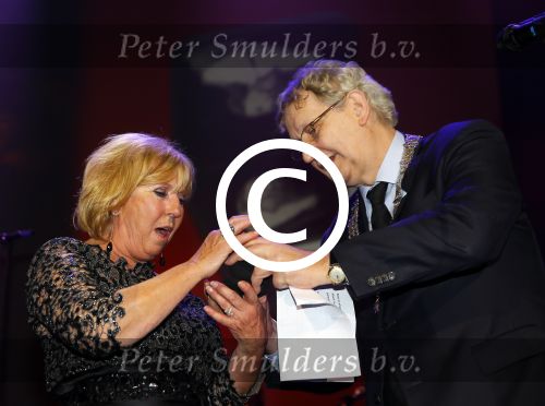 Amsterdam 2 februari 2015
Willeke Alberti viert haar 60 jarig artiesten jubileum in Carre en haar 70e verjaardag.
Willeke krijgt van burgemeester Eberhard v d Laan onderscheiding en een brief van Koningin Maxima