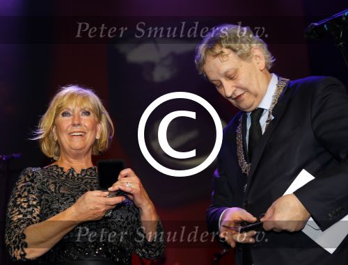 Amsterdam 2 februari 2015
Willeke Alberti viert haar 60 jarig artiesten jubileum in Carre en haar 70e verjaardag.
Willeke krijgt van burgemeester Eberhard v d Laan onderscheiding en een brief van Koningin Maxima