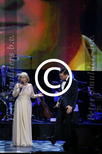 Amsterdam 2 februari 2015
Willeke Alberti viert haar 60 jarig artiesten jubileum in Carre en haar 70e verjaardag.
Willeke met zoon Johnny de Mol