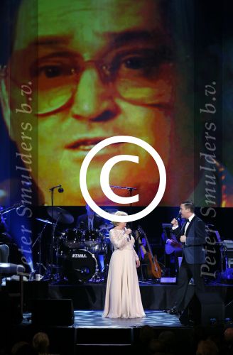 Amsterdam 2 februari 2015
Willeke Alberti viert haar 60 jarig artiesten jubileum in Carre en haar 70e verjaardag.
Willeke met zoon Johnny de Mol