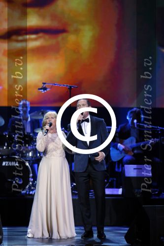 Amsterdam 2 februari 2015
Willeke Alberti viert haar 60 jarig artiesten jubileum in Carre en haar 70e verjaardag.
Willeke met zoon Johnny de Mol