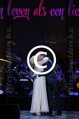 Amsterdam 2 februari 2015
Willeke Alberti viert haar 60 jarig artiesten jubileum in Carre en haar 70e verjaardag.
Willeke met zoon Johnny de Mol