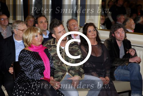 Amsterdam 28 januari 2015
Boekpresentatie Willeke Alberti in Carre.
Johnny de Mol reikt het eerste boek uit aan zijn moeder Willeke en Belinda Meuldijk die het boek geschreven heeft.
Ook zoon Kai  en zijn vrouw met zoon Finn zijn natuurlijk aanwezig