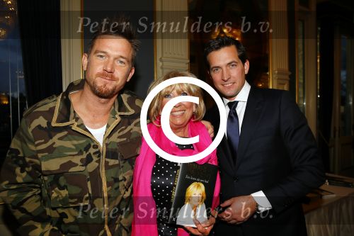 Amsterdam 28 januari 2015
Boekpresentatie Willeke Alberti in Carre.
Johnny de Mol reikt het eerste boek uit aan zijn moeder Willeke en Belinda Meuldijk die het boek geschreven heeft.
Ook zoon Kai  en zijn vrouw met zoon Finn zijn natuurlijk aanwezig