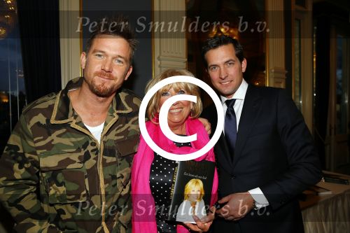 Amsterdam 28 januari 2015
Boekpresentatie Willeke Alberti in Carre.
Johnny de Mol reikt het eerste boek uit aan zijn moeder Willeke en Belinda Meuldijk die het boek geschreven heeft.
Ook zoon Kai  en zijn vrouw met zoon Finn zijn natuurlijk aanwezig