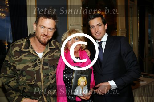Amsterdam 28 januari 2015
Boekpresentatie Willeke Alberti in Carre.
Johnny de Mol reikt het eerste boek uit aan zijn moeder Willeke en Belinda Meuldijk die het boek geschreven heeft.
Ook zoon Kai  en zijn vrouw met zoon Finn zijn natuurlijk aanwezig