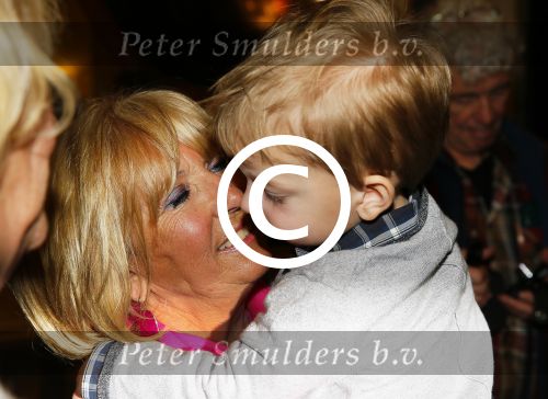 Amsterdam 28 januari 2015
Boekpresentatie Willeke Alberti in Carre.
Johnny de Mol reikt het eerste boek uit aan zijn moeder Willeke en Belinda Meuldijk die het boek geschreven heeft.
Ook zoon Kai  en zijn vrouw met zoon Finn zijn natuurlijk aanwezig