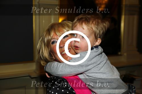 Amsterdam 28 januari 2015
Boekpresentatie Willeke Alberti in Carre.
Johnny de Mol reikt het eerste boek uit aan zijn moeder Willeke en Belinda Meuldijk die het boek geschreven heeft.
Ook zoon Kai  en zijn vrouw met zoon Finn zijn natuurlijk aanwezig