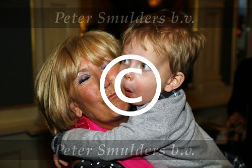 Amsterdam 28 januari 2015
Boekpresentatie Willeke Alberti in Carre.
Johnny de Mol reikt het eerste boek uit aan zijn moeder Willeke en Belinda Meuldijk die het boek geschreven heeft.
Ook zoon Kai  en zijn vrouw met zoon Finn zijn natuurlijk aanwezig