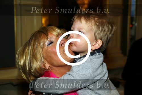Amsterdam 28 januari 2015
Boekpresentatie Willeke Alberti in Carre.
Johnny de Mol reikt het eerste boek uit aan zijn moeder Willeke en Belinda Meuldijk die het boek geschreven heeft.
Ook zoon Kai  en zijn vrouw met zoon Finn zijn natuurlijk aanwezig
