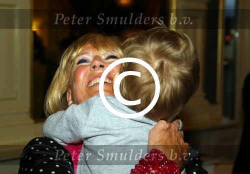 Amsterdam 28 januari 2015
Boekpresentatie Willeke Alberti in Carre.
Johnny de Mol reikt het eerste boek uit aan zijn moeder Willeke en Belinda Meuldijk die het boek geschreven heeft.
Ook zoon Kai  en zijn vrouw met zoon Finn zijn natuurlijk aanwezig