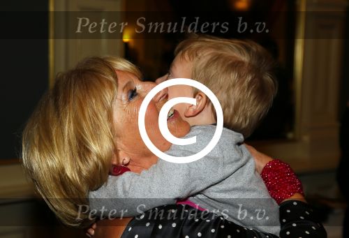 Amsterdam 28 januari 2015
Boekpresentatie Willeke Alberti in Carre.
Johnny de Mol reikt het eerste boek uit aan zijn moeder Willeke en Belinda Meuldijk die het boek geschreven heeft.
Ook zoon Kai  en zijn vrouw met zoon Finn zijn natuurlijk aanwezig