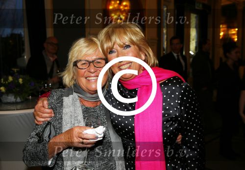 Amsterdam 28 januari 2015
Boekpresentatie Willeke Alberti in Carre.
Johnny de Mol reikt het eerste boek uit aan zijn moeder Willeke en Belinda Meuldijk die het boek geschreven heeft.
Ook zoon Kai  en zijn vrouw met zoon Finn zijn natuurlijk aanwezig
Jeroen en Herma Krabbe