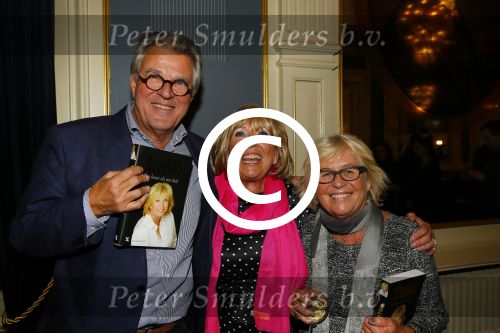 Amsterdam 28 januari 2015
Boekpresentatie Willeke Alberti in Carre.
Johnny de Mol reikt het eerste boek uit aan zijn moeder Willeke en Belinda Meuldijk die het boek geschreven heeft.
Ook zoon Kai  en zijn vrouw met zoon Finn zijn natuurlijk aanwezig
Jeroen en Herma Krabbe