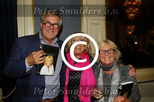 Amsterdam 28 januari 2015
Boekpresentatie Willeke Alberti in Carre.
Johnny de Mol reikt het eerste boek uit aan zijn moeder Willeke en Belinda Meuldijk die het boek geschreven heeft.
Ook zoon Kai  en zijn vrouw met zoon Finn zijn natuurlijk aanwezig
Jeroen en Herma Krabbe