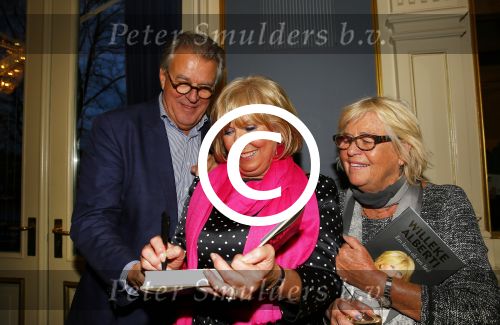 Amsterdam 28 januari 2015
Boekpresentatie Willeke Alberti in Carre.
Johnny de Mol reikt het eerste boek uit aan zijn moeder Willeke en Belinda Meuldijk die het boek geschreven heeft.
Ook zoon Kai  en zijn vrouw met zoon Finn zijn natuurlijk aanwezig
Jeroen en Herma Krabbe