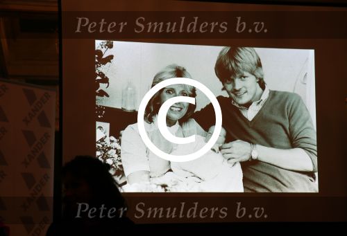 Amsterdam 28 januari 2015
Boekpresentatie Willeke Alberti in Carre.
Johnny de Mol reikt het eerste boek uit aan zijn moeder Willeke en Belinda Meuldijk die het boek geschreven heeft.
Ook zoon Kai  en zijn vrouw met zoon Finn zijn natuurlijk aanwezig
Foto Willeke en Soren op scherm