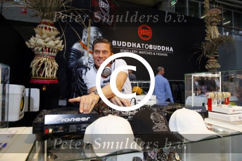 Amsterdam 26 januari 2015
Winston Post draait als dj op de buddha to buddha stand op de modefabriek in de rai.
Goldbergh van Sandra Peet heeft een mooie stand.
Portare heeft twee neiwue merken. Pierre v Hooijdonk staat er met Metro Sneakers.
Mooie container als stand en Goosecraft heeft een hele mooie stand.