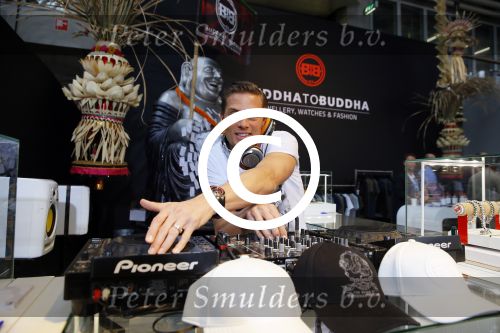 Amsterdam 26 januari 2015
Winston Post draait als dj op de buddha to buddha stand op de modefabriek in de rai.
Goldbergh van Sandra Peet heeft een mooie stand.
Portare heeft twee neiwue merken. Pierre v Hooijdonk staat er met Metro Sneakers.
Mooie container als stand en Goosecraft heeft een hele mooie stand.
