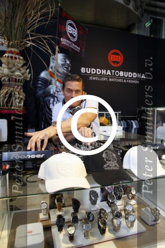 Amsterdam 26 januari 2015
Winston Post draait als dj op de buddha to buddha stand op de modefabriek in de rai.
Goldbergh van Sandra Peet heeft een mooie stand.
Portare heeft twee neiwue merken. Pierre v Hooijdonk staat er met Metro Sneakers.
Mooie container als stand en Goosecraft heeft een hele mooie stand.