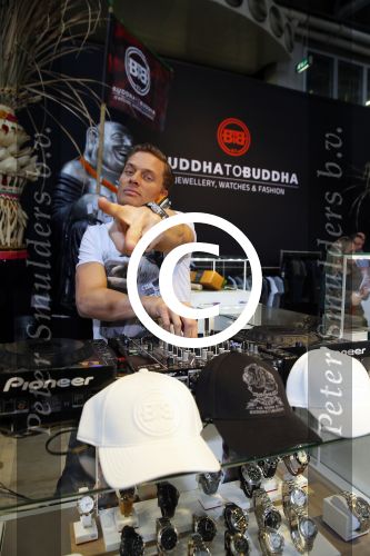 Amsterdam 26 januari 2015
Winston Post draait als dj op de buddha to buddha stand op de modefabriek in de rai.
Goldbergh van Sandra Peet heeft een mooie stand.
Portare heeft twee neiwue merken. Pierre v Hooijdonk staat er met Metro Sneakers.
Mooie container als stand en Goosecraft heeft een hele mooie stand.