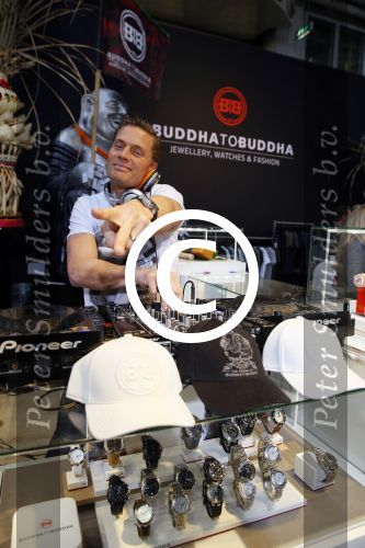 Amsterdam 26 januari 2015
Winston Post draait als dj op de buddha to buddha stand op de modefabriek in de rai.
Goldbergh van Sandra Peet heeft een mooie stand.
Portare heeft twee neiwue merken. Pierre v Hooijdonk staat er met Metro Sneakers.
Mooie container als stand en Goosecraft heeft een hele mooie stand.