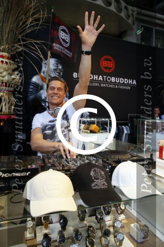 Amsterdam 26 januari 2015
Winston Post draait als dj op de buddha to buddha stand op de modefabriek in de rai.
Goldbergh van Sandra Peet heeft een mooie stand.
Portare heeft twee neiwue merken. Pierre v Hooijdonk staat er met Metro Sneakers.
Mooie container als stand en Goosecraft heeft een hele mooie stand.