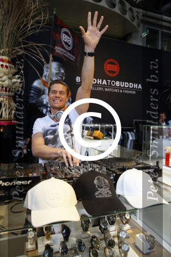 Amsterdam 26 januari 2015
Winston Post draait als dj op de buddha to buddha stand op de modefabriek in de rai.
Goldbergh van Sandra Peet heeft een mooie stand.
Portare heeft twee neiwue merken. Pierre v Hooijdonk staat er met Metro Sneakers.
Mooie container als stand en Goosecraft heeft een hele mooie stand.