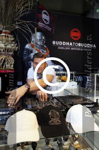 Amsterdam 26 januari 2015
Winston Post draait als dj op de buddha to buddha stand op de modefabriek in de rai.
Goldbergh van Sandra Peet heeft een mooie stand.
Portare heeft twee neiwue merken. Pierre v Hooijdonk staat er met Metro Sneakers.
Mooie container als stand en Goosecraft heeft een hele mooie stand.