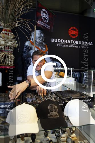 Amsterdam 26 januari 2015
Winston Post draait als dj op de buddha to buddha stand op de modefabriek in de rai.
Goldbergh van Sandra Peet heeft een mooie stand.
Portare heeft twee neiwue merken. Pierre v Hooijdonk staat er met Metro Sneakers.
Mooie container als stand en Goosecraft heeft een hele mooie stand.