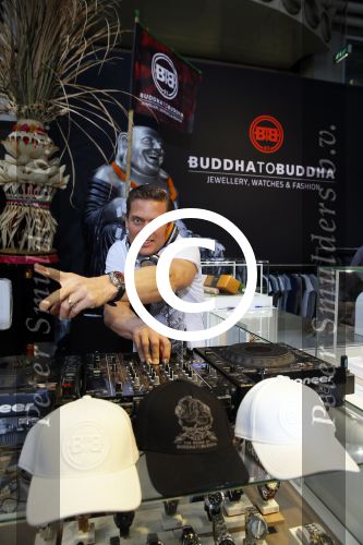 Amsterdam 26 januari 2015
Winston Post draait als dj op de buddha to buddha stand op de modefabriek in de rai.
Goldbergh van Sandra Peet heeft een mooie stand.
Portare heeft twee neiwue merken. Pierre v Hooijdonk staat er met Metro Sneakers.
Mooie container als stand en Goosecraft heeft een hele mooie stand.