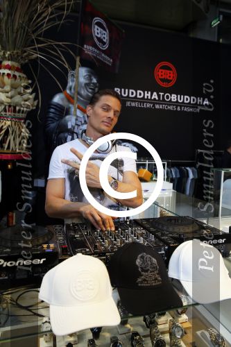 Amsterdam 26 januari 2015
Winston Post draait als dj op de buddha to buddha stand op de modefabriek in de rai.
Goldbergh van Sandra Peet heeft een mooie stand.
Portare heeft twee neiwue merken. Pierre v Hooijdonk staat er met Metro Sneakers.
Mooie container als stand en Goosecraft heeft een hele mooie stand.