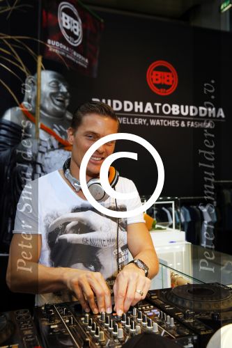 Amsterdam 26 januari 2015
Winston Post draait als dj op de buddha to buddha stand op de modefabriek in de rai.
Goldbergh van Sandra Peet heeft een mooie stand.
Portare heeft twee neiwue merken. Pierre v Hooijdonk staat er met Metro Sneakers.
Mooie container als stand en Goosecraft heeft een hele mooie stand.