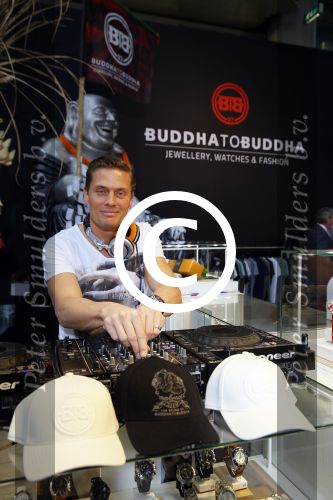 Amsterdam 26 januari 2015
Winston Post draait als dj op de buddha to buddha stand op de modefabriek in de rai.
Goldbergh van Sandra Peet heeft een mooie stand.
Portare heeft twee neiwue merken. Pierre v Hooijdonk staat er met Metro Sneakers.
Mooie container als stand en Goosecraft heeft een hele mooie stand.