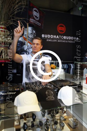 Amsterdam 26 januari 2015
Winston Post draait als dj op de buddha to buddha stand op de modefabriek in de rai.
Goldbergh van Sandra Peet heeft een mooie stand.
Portare heeft twee neiwue merken. Pierre v Hooijdonk staat er met Metro Sneakers.
Mooie container als stand en Goosecraft heeft een hele mooie stand.
