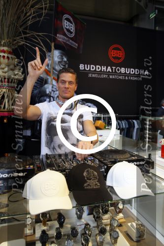 Amsterdam 26 januari 2015
Winston Post draait als dj op de buddha to buddha stand op de modefabriek in de rai.
Goldbergh van Sandra Peet heeft een mooie stand.
Portare heeft twee neiwue merken. Pierre v Hooijdonk staat er met Metro Sneakers.
Mooie container als stand en Goosecraft heeft een hele mooie stand.