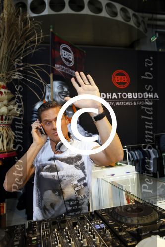 Amsterdam 26 januari 2015
Winston Post draait als dj op de buddha to buddha stand op de modefabriek in de rai.
Goldbergh van Sandra Peet heeft een mooie stand.
Portare heeft twee neiwue merken. Pierre v Hooijdonk staat er met Metro Sneakers.
Mooie container als stand en Goosecraft heeft een hele mooie stand.