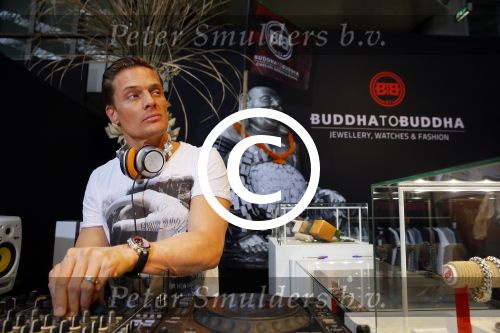 Amsterdam 26 januari 2015
Winston Post draait als dj op de buddha to buddha stand op de modefabriek in de rai.
Goldbergh van Sandra Peet heeft een mooie stand.
Portare heeft twee neiwue merken. Pierre v Hooijdonk staat er met Metro Sneakers.
Mooie container als stand en Goosecraft heeft een hele mooie stand.
