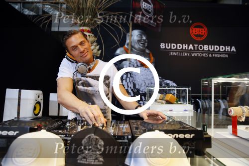 Amsterdam 26 januari 2015
Winston Post draait als dj op de buddha to buddha stand op de modefabriek in de rai.
Goldbergh van Sandra Peet heeft een mooie stand.
Portare heeft twee neiwue merken. Pierre v Hooijdonk staat er met Metro Sneakers.
Mooie container als stand en Goosecraft heeft een hele mooie stand.