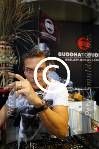Amsterdam 26 januari 2015
Winston Post draait als dj op de buddha to buddha stand op de modefabriek in de rai.
Goldbergh van Sandra Peet heeft een mooie stand.
Portare heeft twee neiwue merken. Pierre v Hooijdonk staat er met Metro Sneakers.
Mooie container als stand en Goosecraft heeft een hele mooie stand.