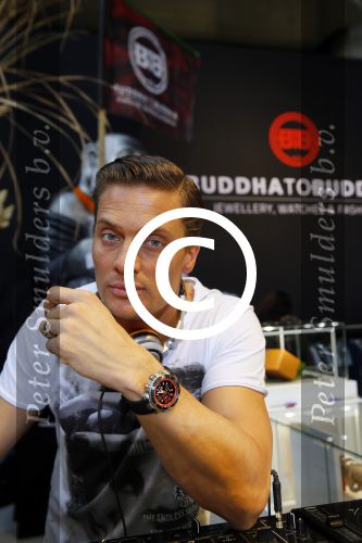 Amsterdam 26 januari 2015
Winston Post draait als dj op de buddha to buddha stand op de modefabriek in de rai.
Goldbergh van Sandra Peet heeft een mooie stand.
Portare heeft twee neiwue merken. Pierre v Hooijdonk staat er met Metro Sneakers.
Mooie container als stand en Goosecraft heeft een hele mooie stand.
