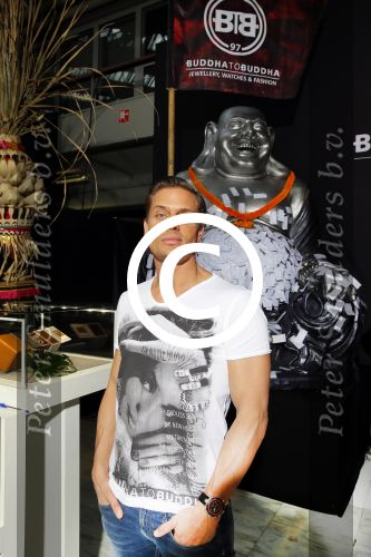 Amsterdam 26 januari 2015
Winston Post draait als dj op de buddha to buddha stand op de modefabriek in de rai.
Goldbergh van Sandra Peet heeft een mooie stand.
Portare heeft twee neiwue merken. Pierre v Hooijdonk staat er met Metro Sneakers.
Mooie container als stand en Goosecraft heeft een hele mooie stand.