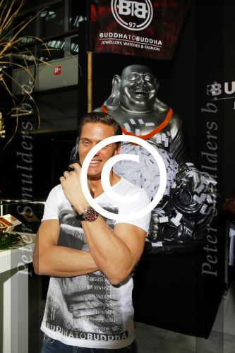 Amsterdam 26 januari 2015
Winston Post draait als dj op de buddha to buddha stand op de modefabriek in de rai.
Goldbergh van Sandra Peet heeft een mooie stand.
Portare heeft twee neiwue merken. Pierre v Hooijdonk staat er met Metro Sneakers.
Mooie container als stand en Goosecraft heeft een hele mooie stand.